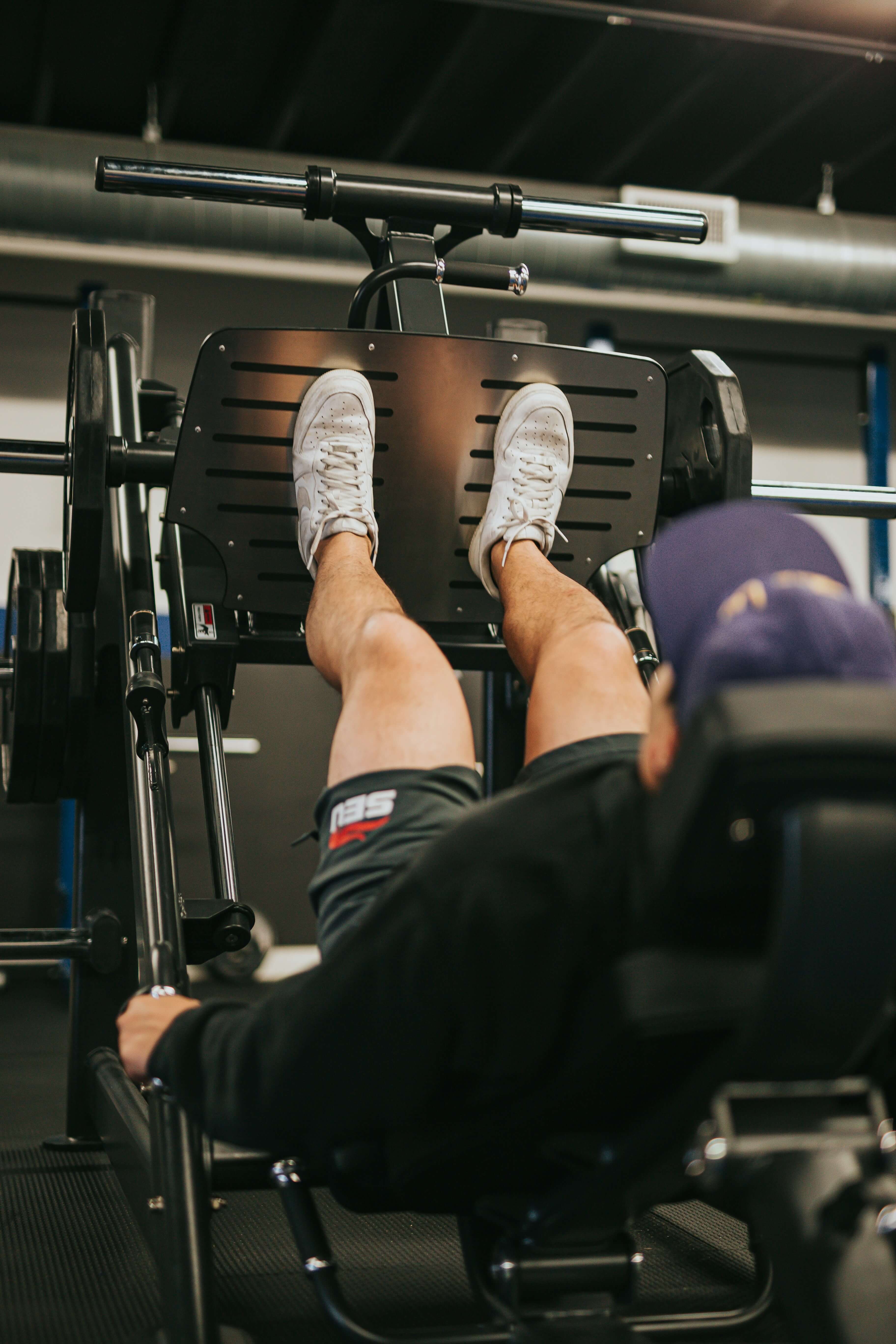 andrew-valdivia-leg press-unsplash